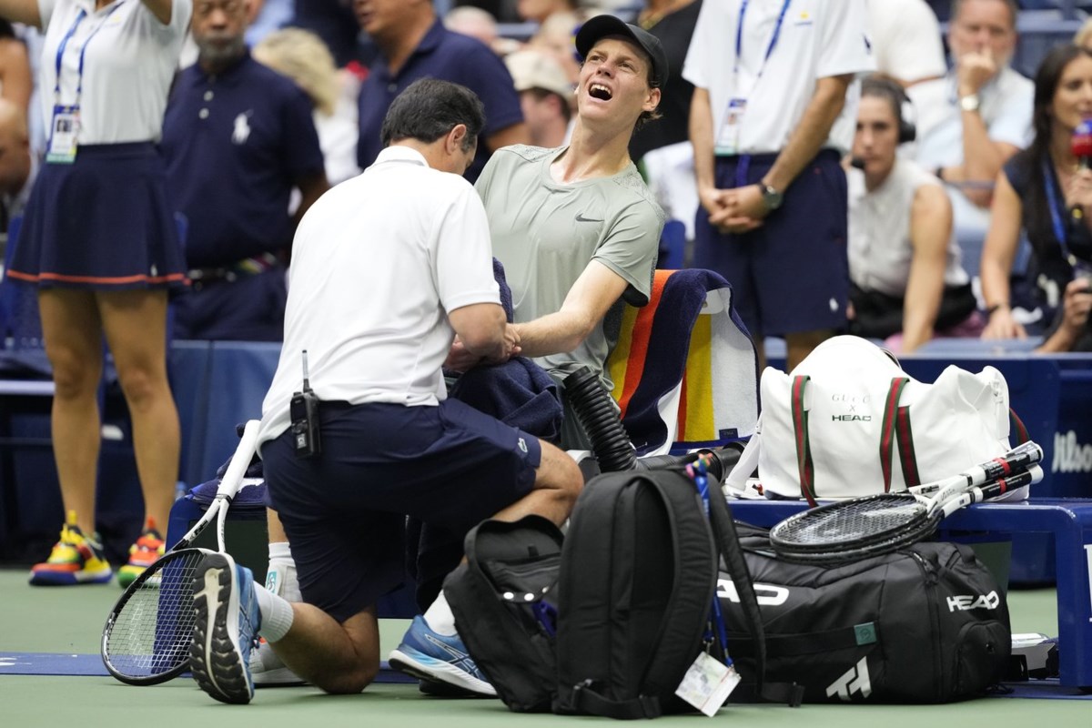 Jannik Sinner atteint la finale masculine de l’US Open en battant Jack Draper après que les deux joueurs aient eu besoin d’une aide médicale