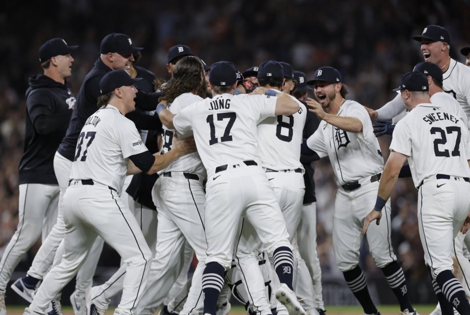 Tigers clinch AL wild card with 41 win, White Sox set loss record