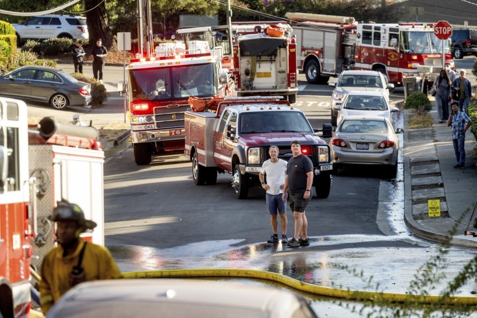 Crews halt fast-moving brush fire that burned 2 Oakland homes, forced ...