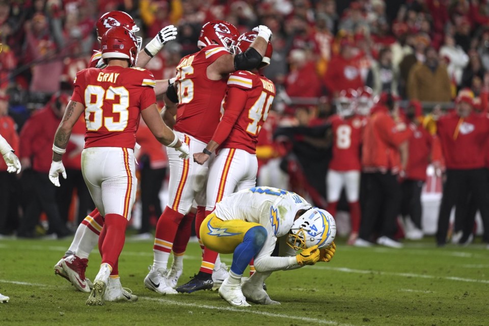 Chiefs win 9th straight AFC West title, beating Chargers 19-17 on bank-shot  field goal - Prince George Citizen