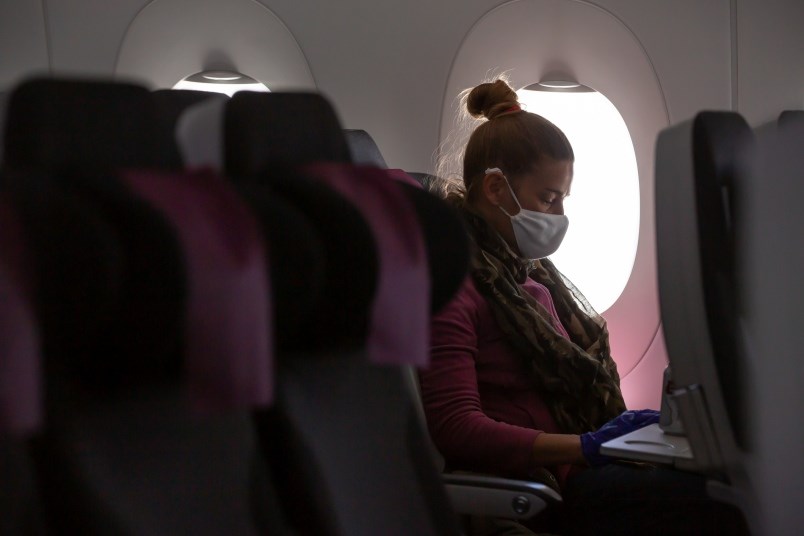 woman-plane-mask-covid