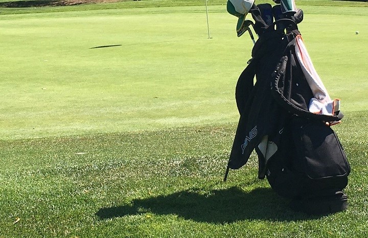 golf-bag-on-course