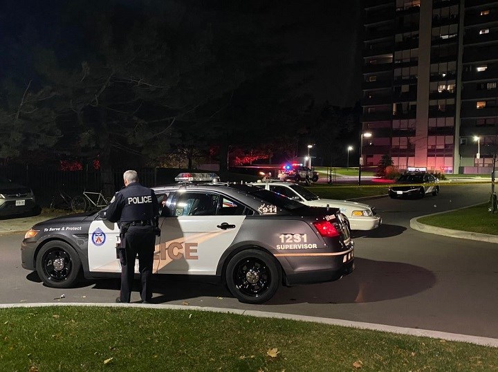 Multiple Shots Reportedly Fired Between 2 Cars Near Toronto Police Station Sootoday Com