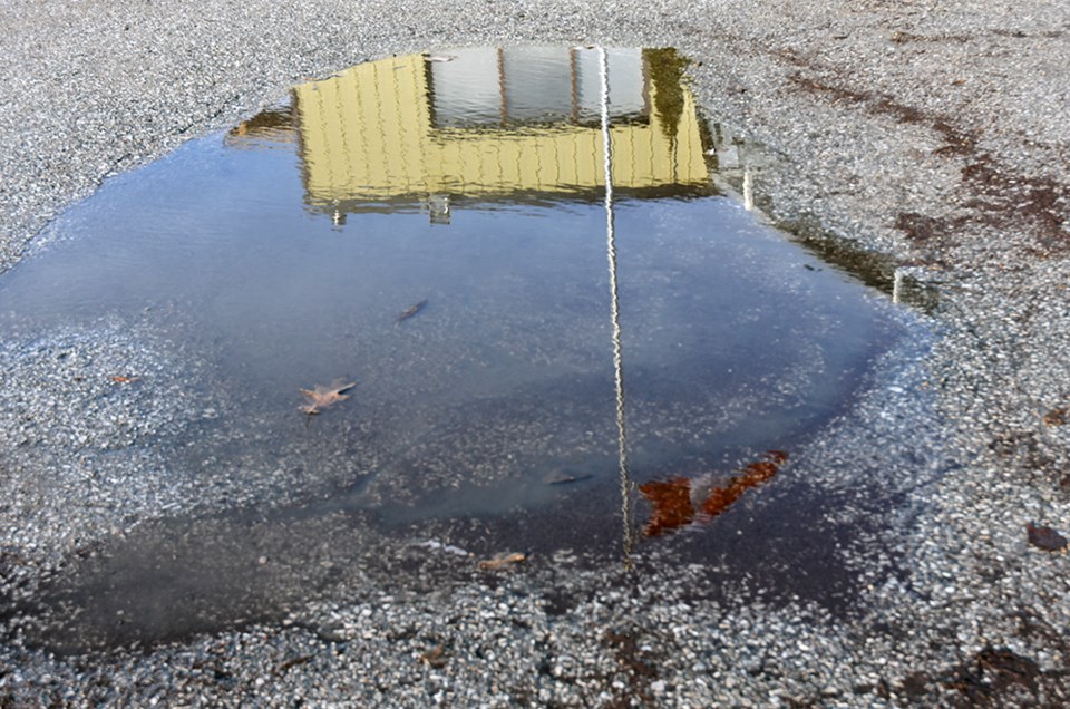 USED2019-01-02-puddle reflection