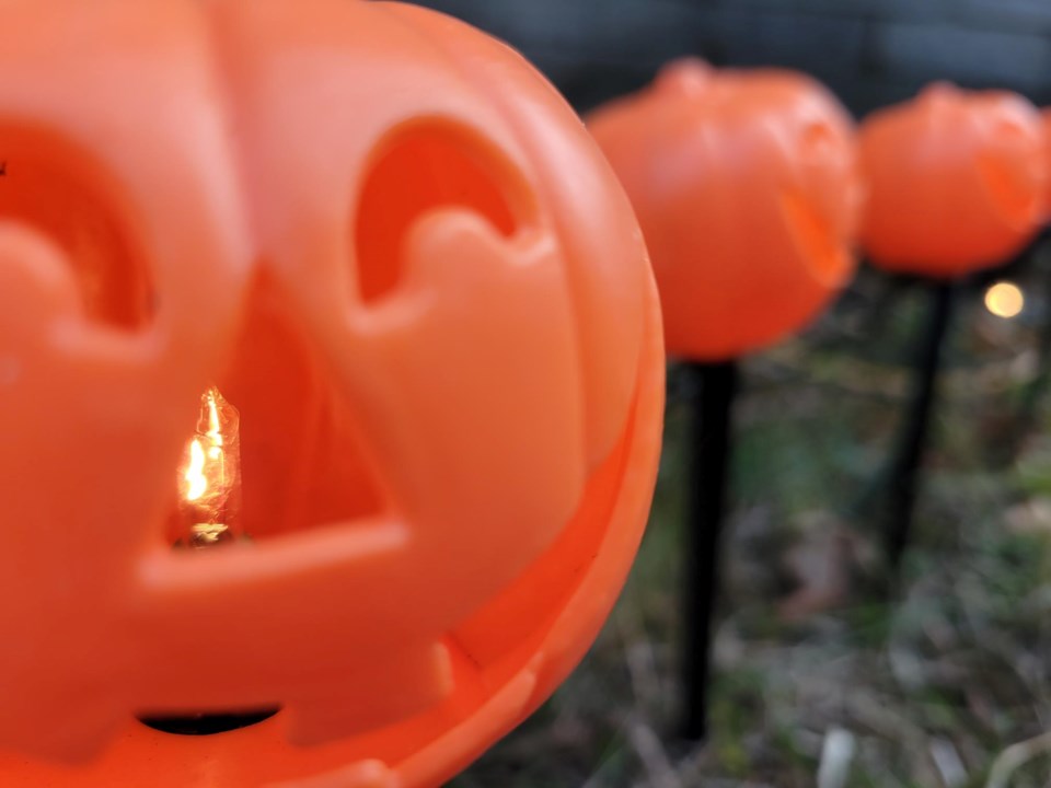 USED 0 2023-10-16-halloween-decorations