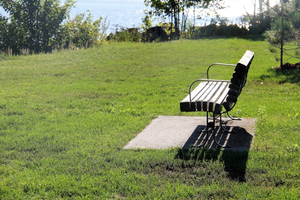 USED 2018-09-27goodmorning   1 Bench at Sunset Park. Photo by Brenda Turl for BayToday.