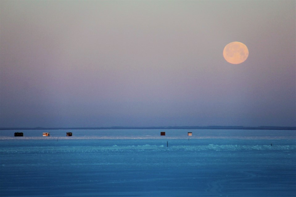 USED 2019-01-31goodmorning  2 Moonset over Nipissing. Photo by Brenda Turl for BayToday.