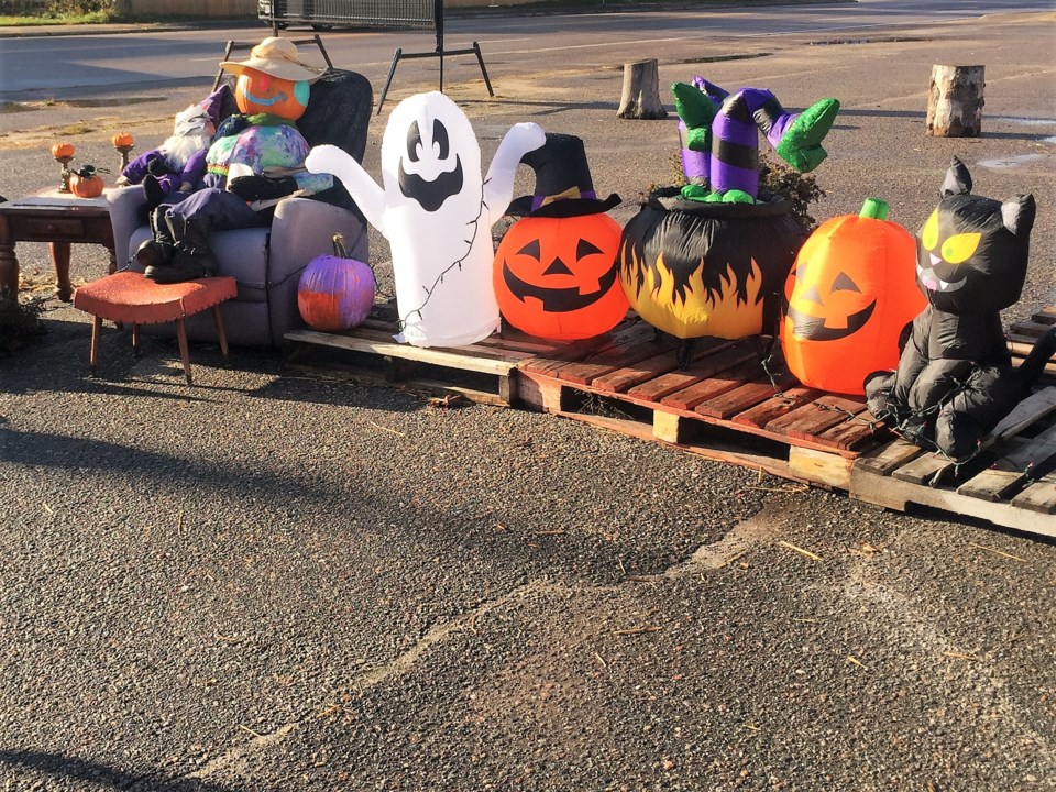 USED 2019-10-24goodmorningnorthbaybct  2 Halloween display, South River. Photo by Brenda Turl for BayToday.