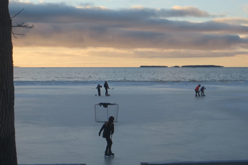 USED 2020-12-28goodmorningnorthbaybct  3 Hockey on the lake. North Bay.  Courtesy of Danielle LaPorte.