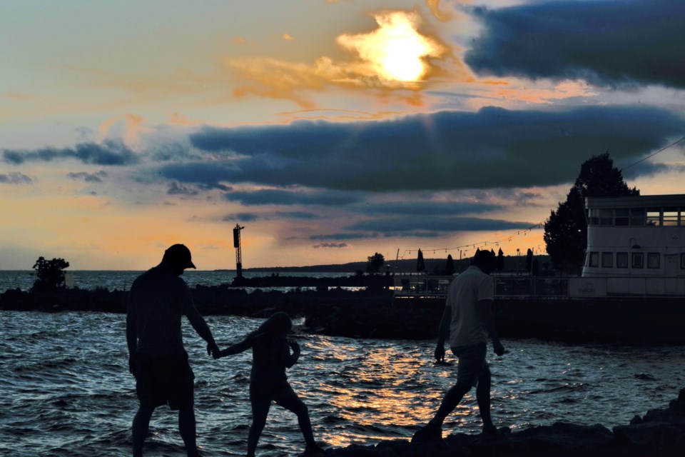 USED 2024-7-23goodmorningnorthbaybct-1-walking-the-rocks-at-sunset-north-bay-keith-campbell