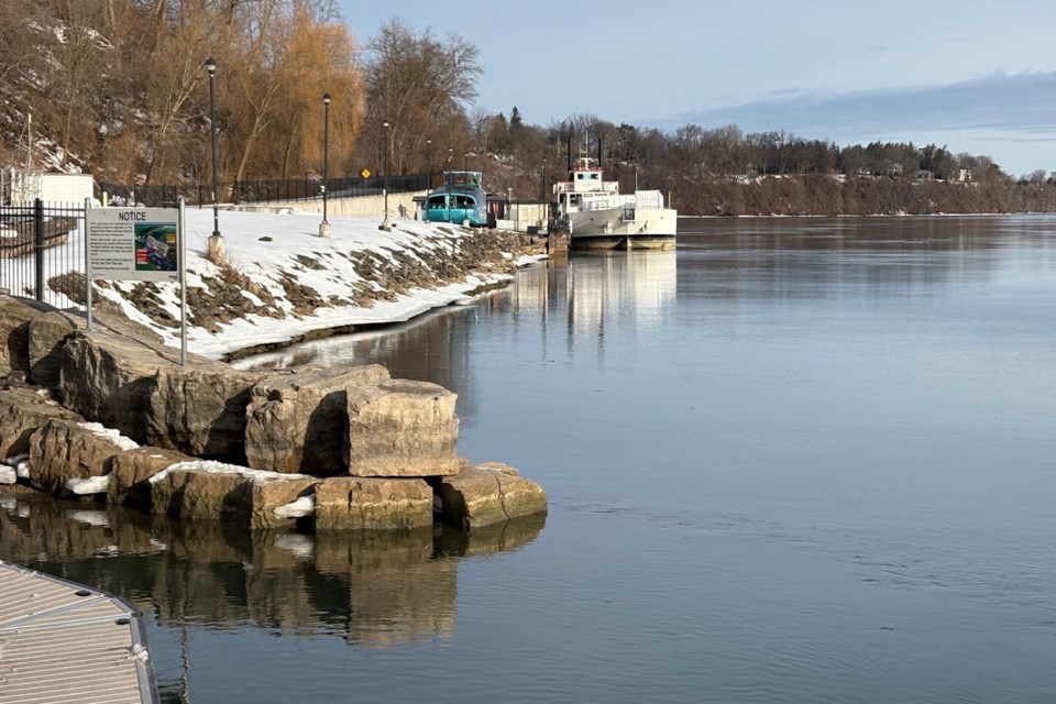 USED gm-mar-2-queenston-dock