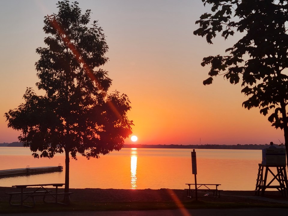 USED2023-09-11-gm-sunrise-over-cooch-beach-duncan