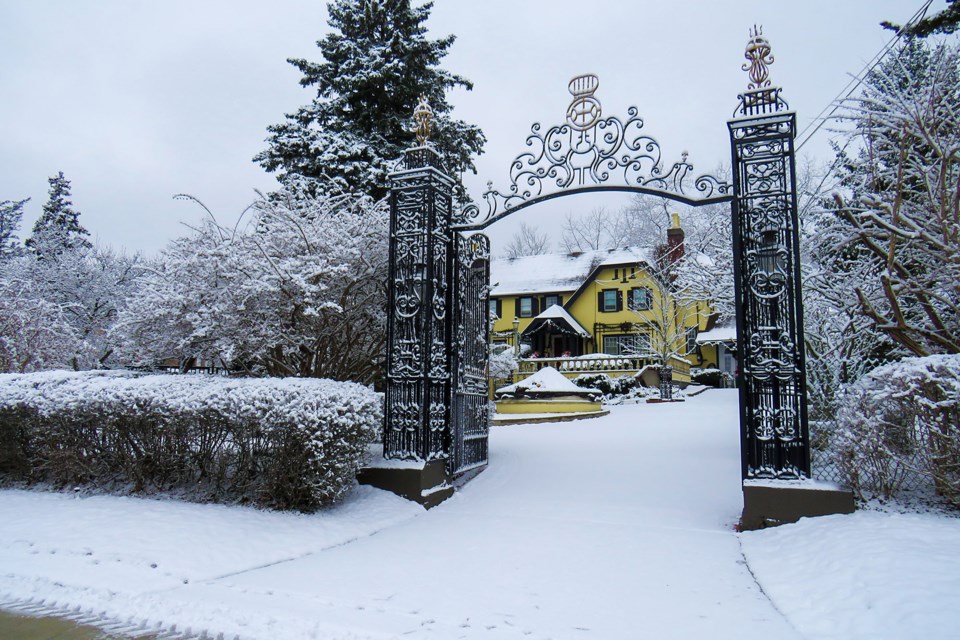 USED 2025-01-january-01-fonthill-gates