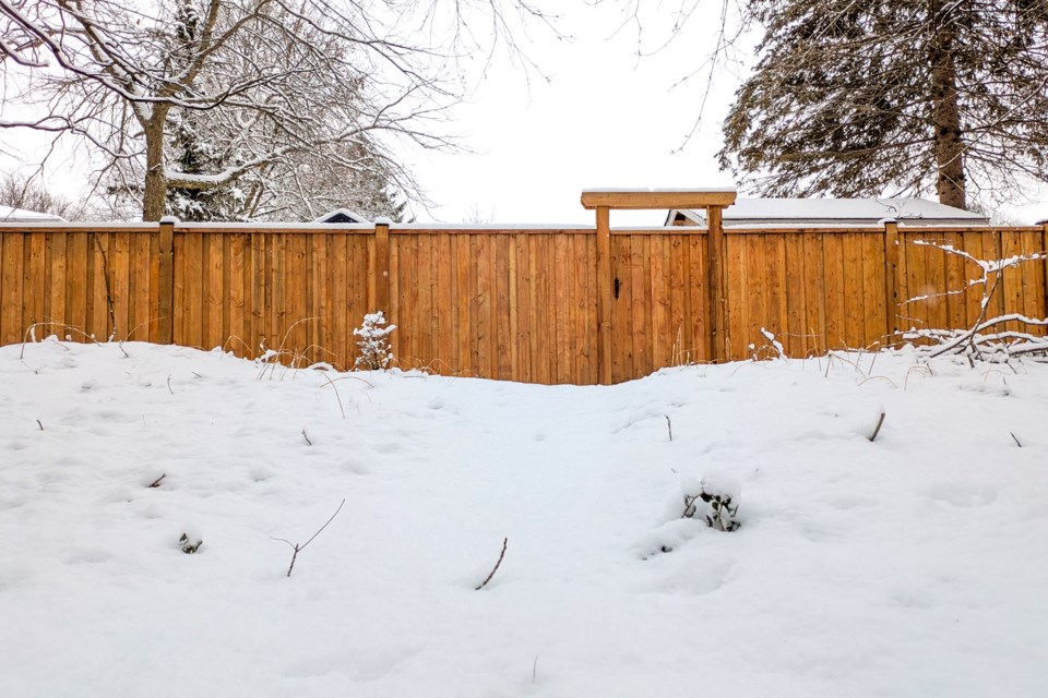 USED 2025-02-feb-04-wooden-fence