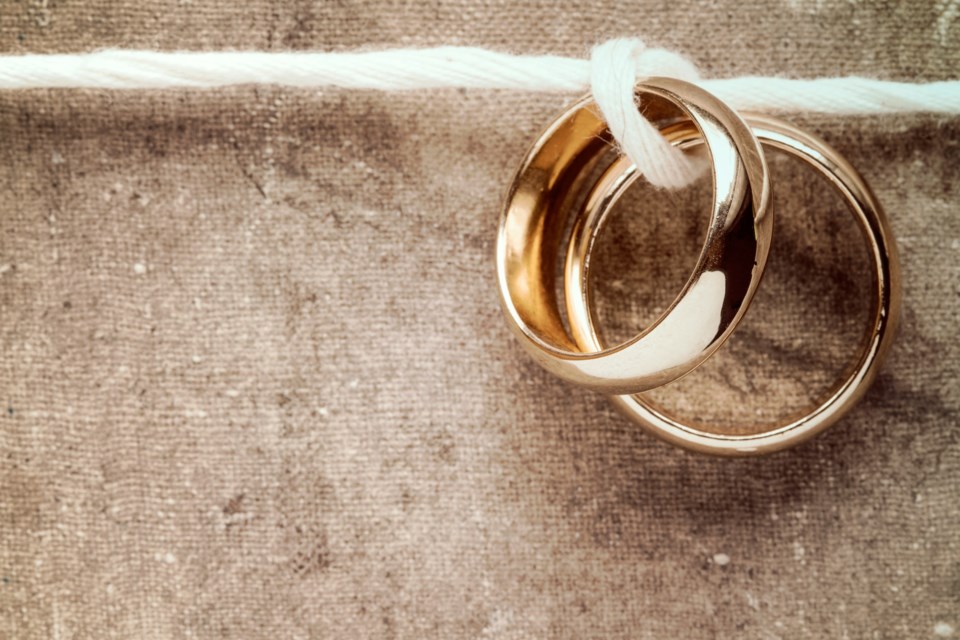 wedding rings AdobeStock_96768151