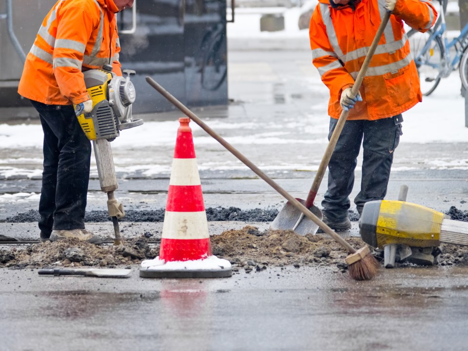 winter road construction AdobeStock_49822286