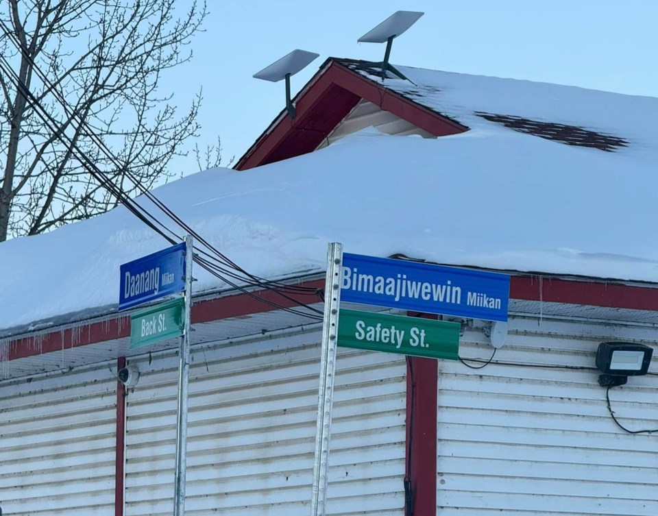 gull-bay-street-signs