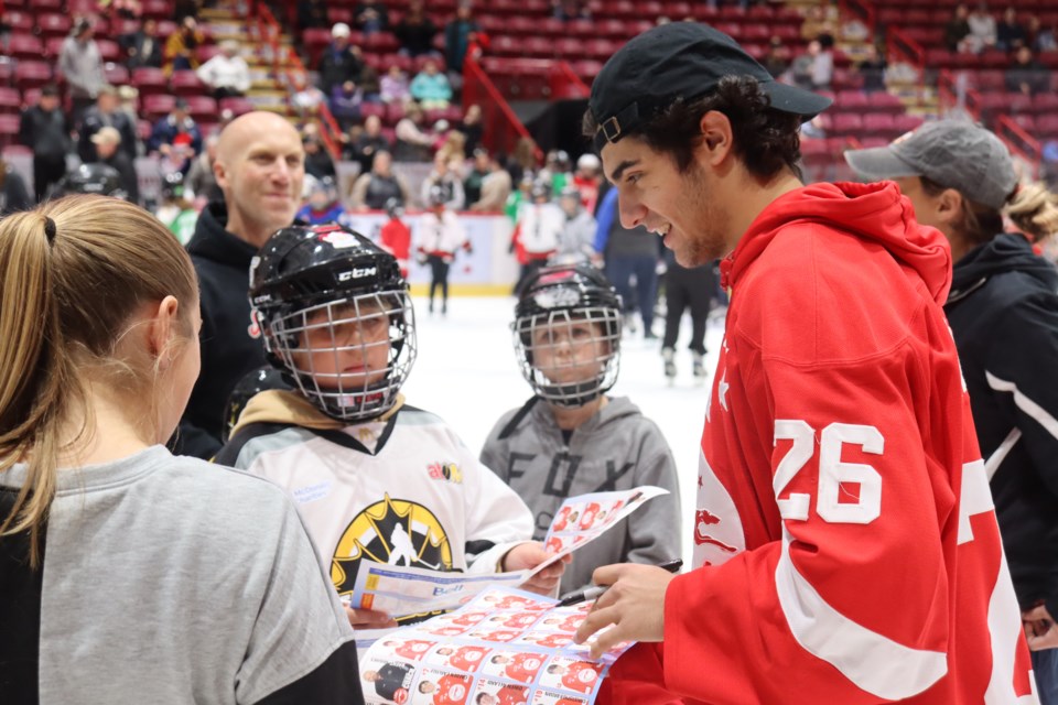 11-08-2022-fansmeetthegreyhoundsatbellcelebrityskate-af-02