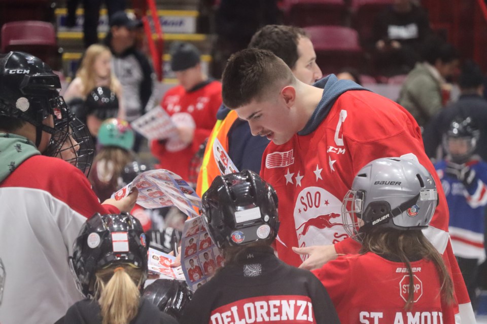 11-08-2022-fansmeetthegreyhoundsatbellcelebrityskate-af-08