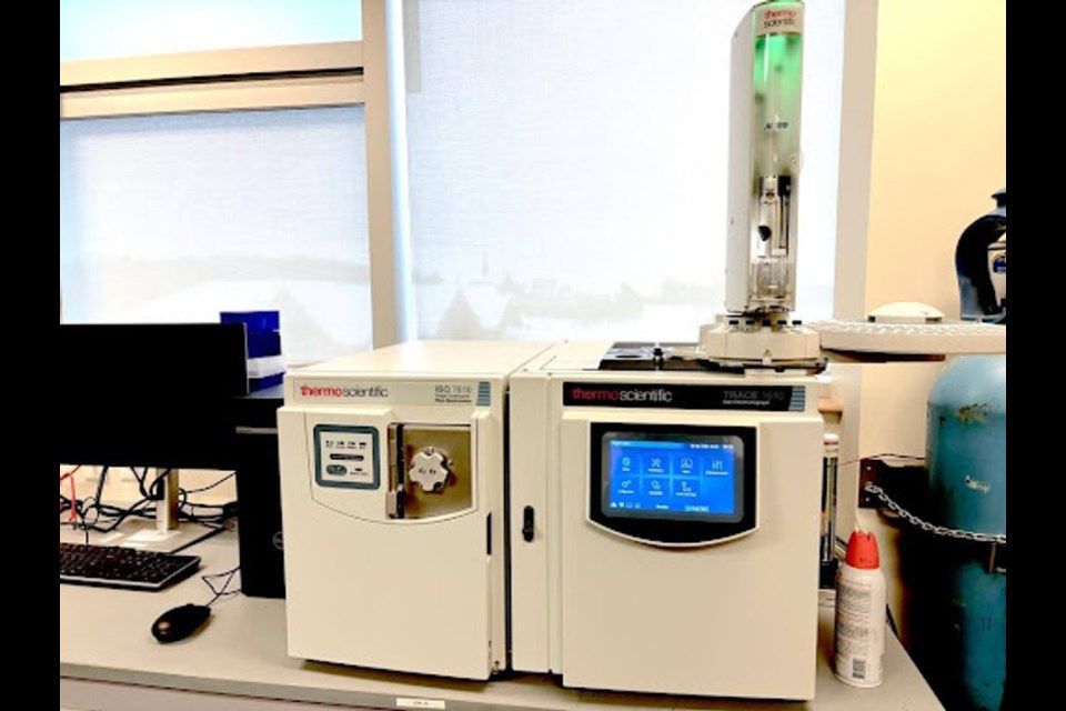 With this funding, the Molina Lab has acquired a gas chromatograph with a mass spectrometer detector, a unique instrument designed to analyze lipids