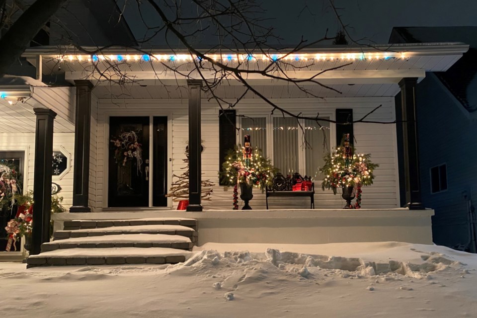 During January, show your support to people living with dementia by leaving blue or blue and white holiday lights.