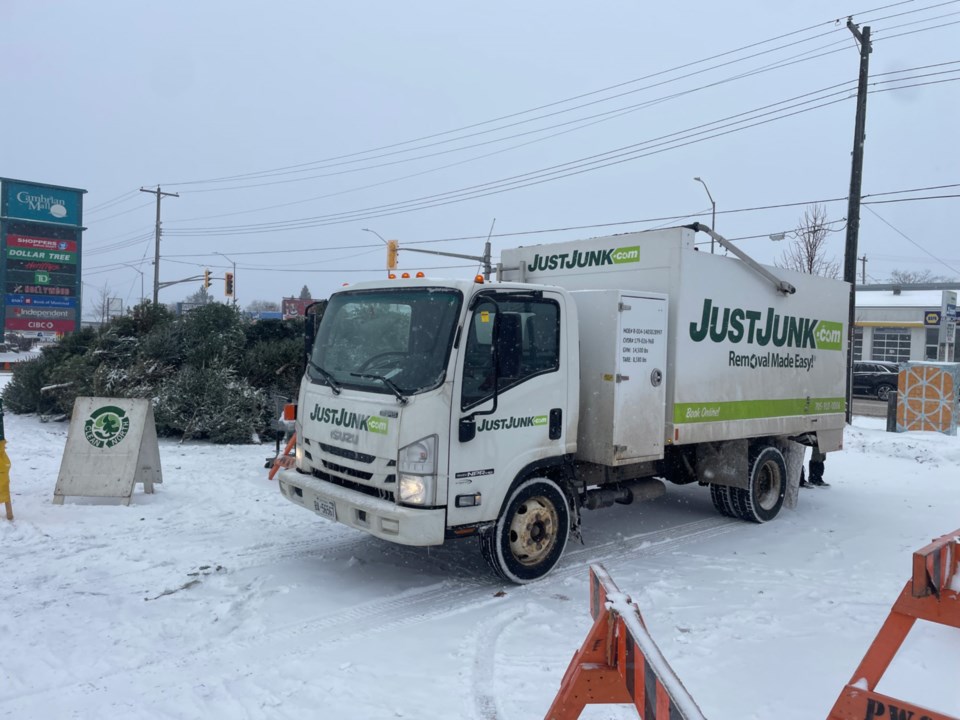 2024-12-11-justjunktruck-christmastree