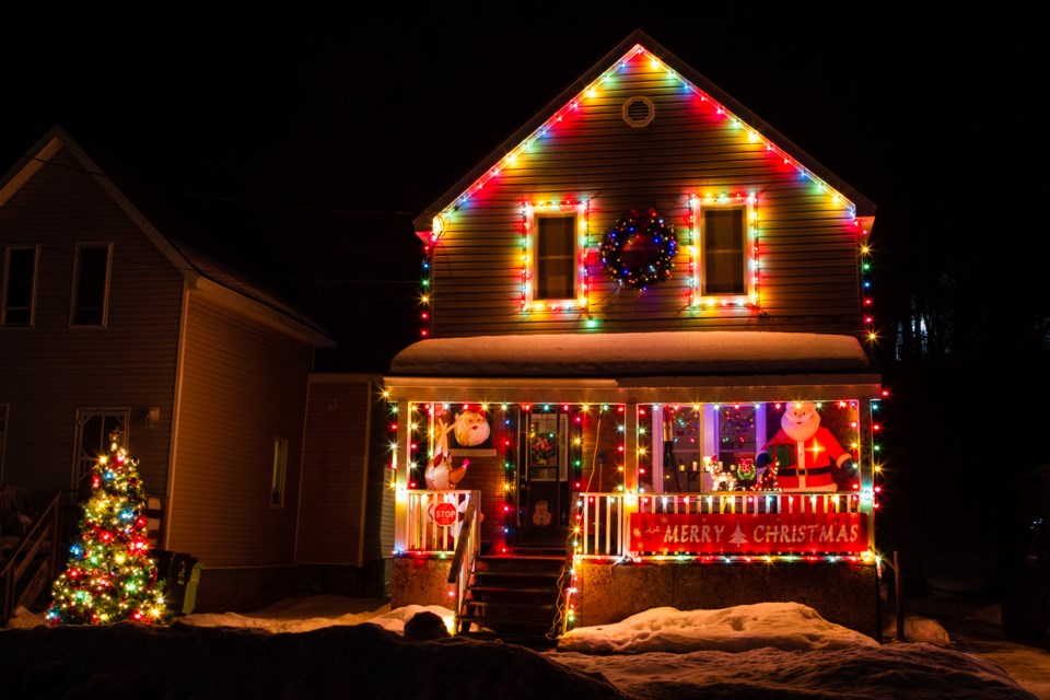 2019-12-23 Christmas lights DMH-1