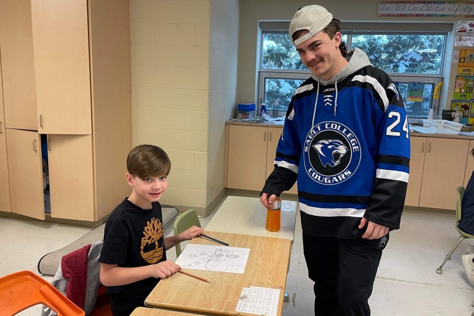 French-speaking hockey players from the Sault College Cougars recently visited students at École Notre-Dame-du-Sault (Sault Ste. Marie).