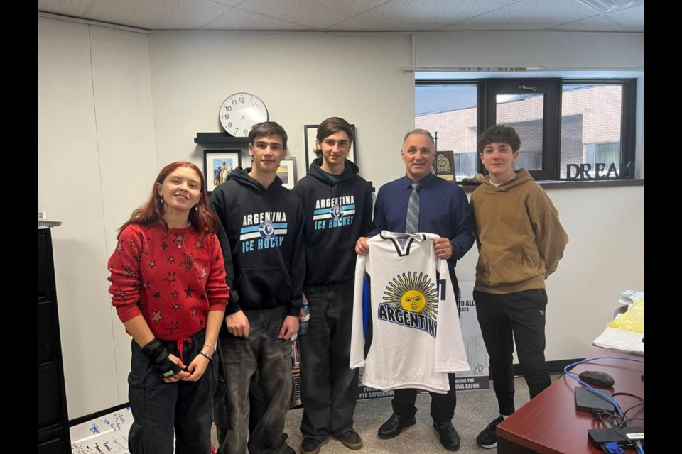 Argentinian students Celeste Mastracchio, Liam Lutteral, Roque Percivaldi, and Bautista Farias Usandizaga pose with Hockey Canada Skills Academy administrator Steve Caruso (second from right).