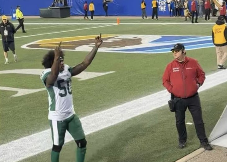 bryan-cox-junior-salutes-winnipeg-fans