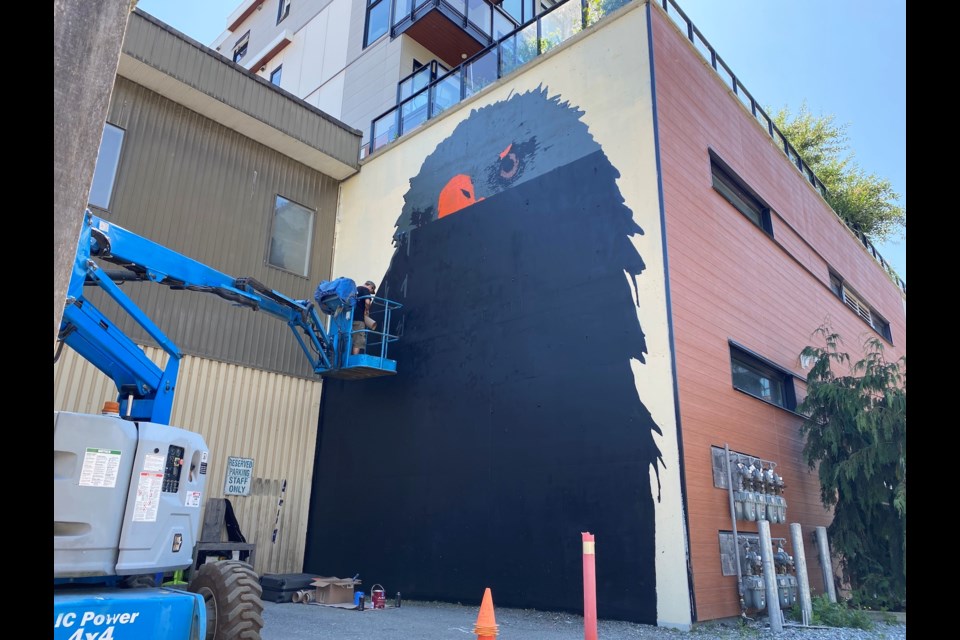 International artist James Klinge works on his piece for this years' ߣMural Walk Festival.