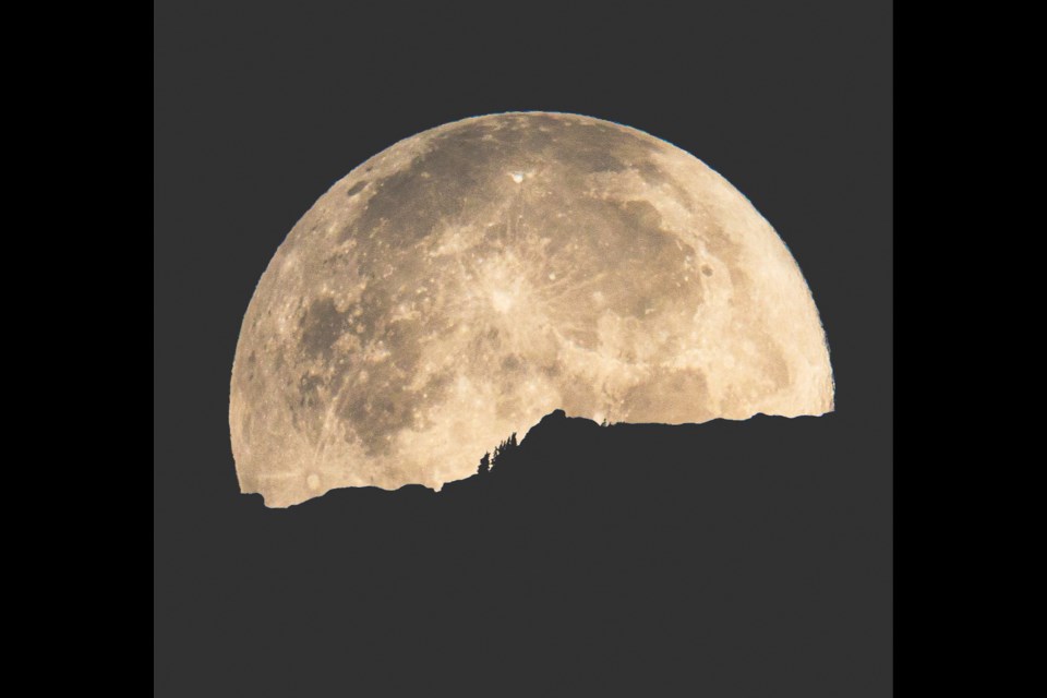 Photographer Robert Keir shot this pic of Squamish’s full moon early this morning (Aug. 31) over Castle Rock. 
This rock feature is located across the ߣRiver from downtown.