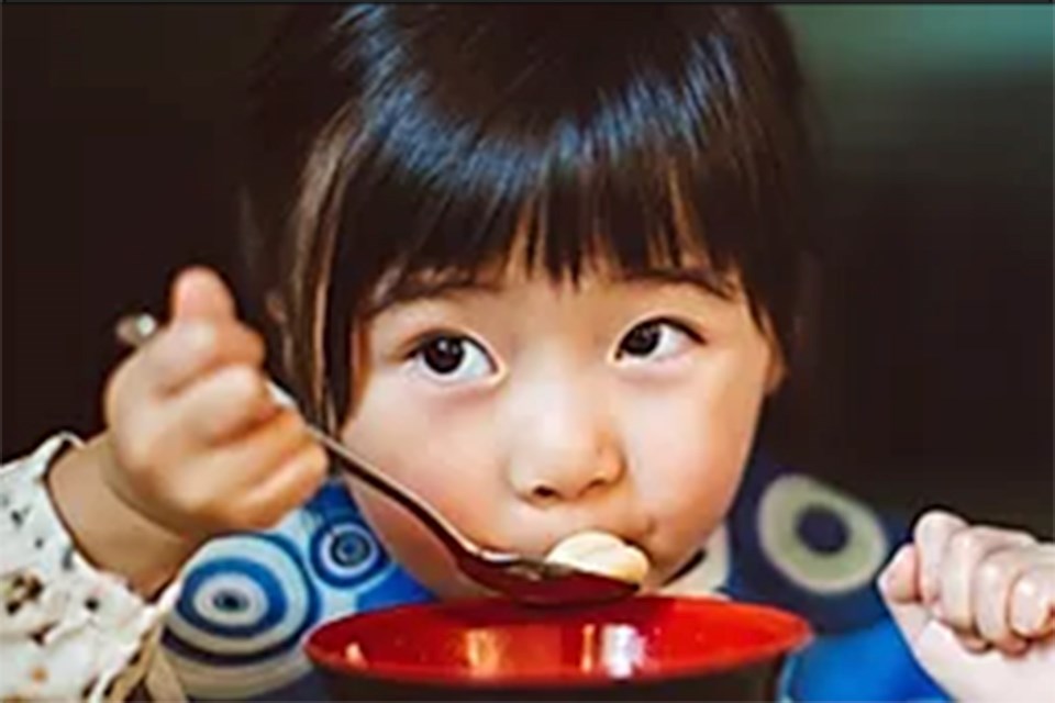 little-girl-eating