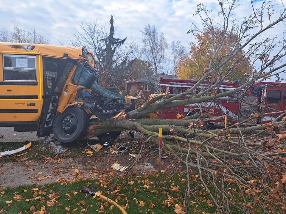 school-bus-hits-tree-second-photo