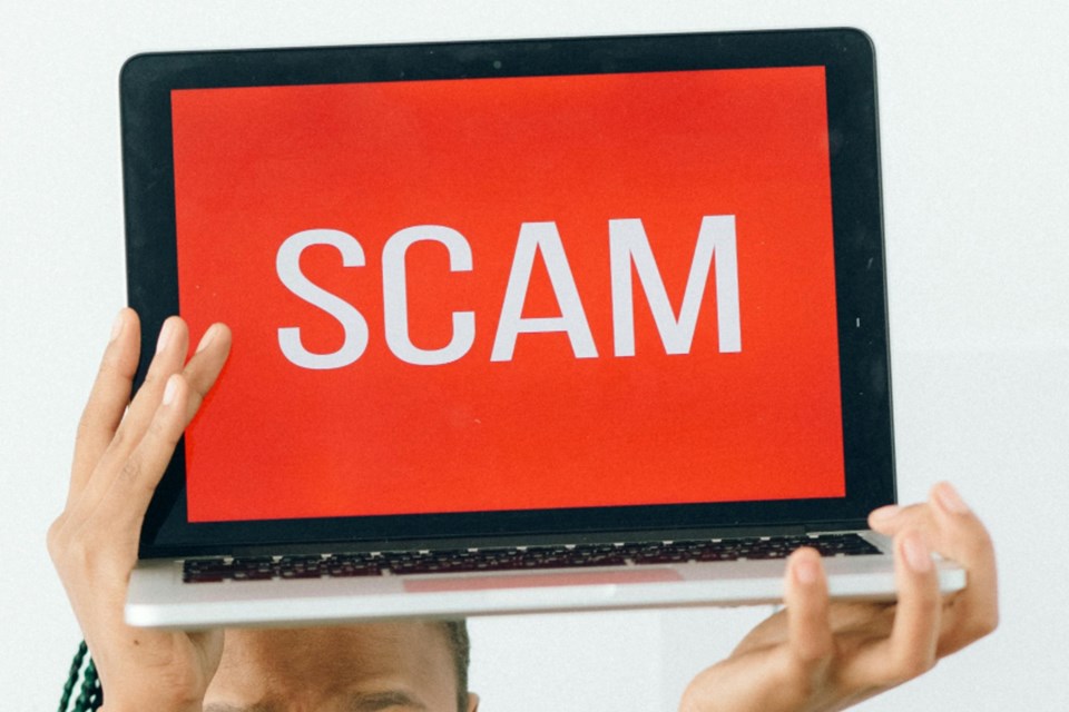 260924_scam-pexels-n-voitkevich-7172786