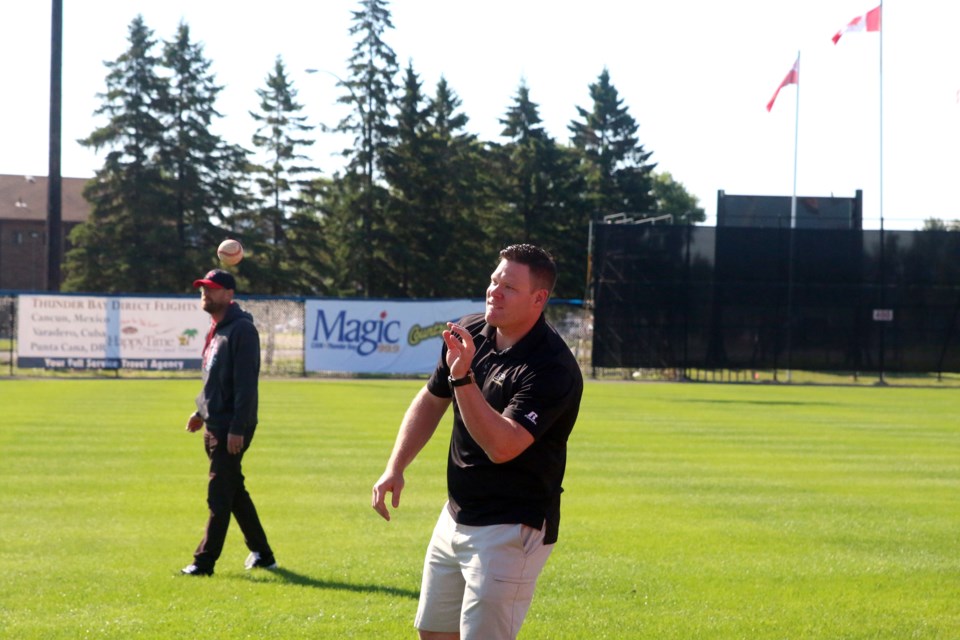 A former pro-baseball player teaches kids how to play like a pro