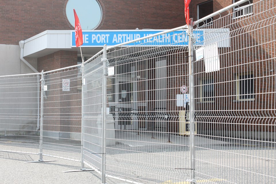 A fence surrounded the entrance to the Port Arthur Health Centre for the second straight day on Thursday, August 9, 2018. (Matt Vis, tbnewswatch.com)