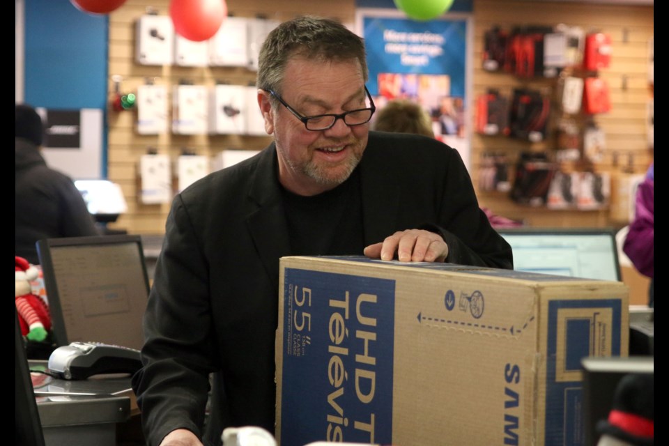 Dave Radford, general manager of the Power Centre, rings through a TV on Boxing Day. (Photos by Doug Diaczuk - Tbnewswatch.com). 