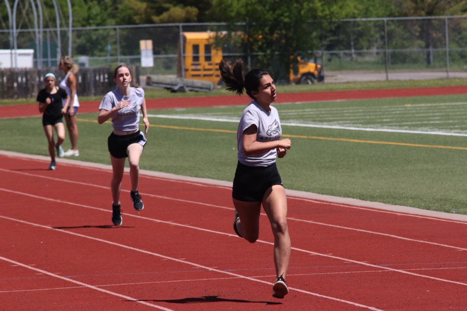 Horizon Mendowegan (front) placed first in the bantam girls' final for the 400-metre, and 800-metre race. (Michael Charlebois, tbnewswatch)