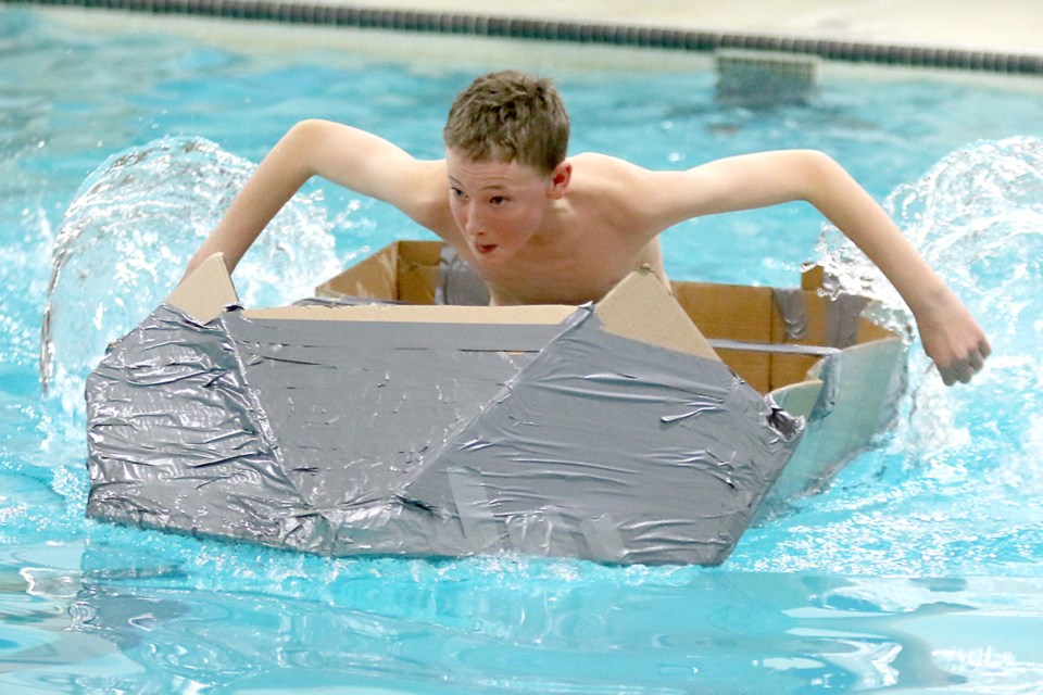 Students learn skills by building cardboard boats (10 photos) 