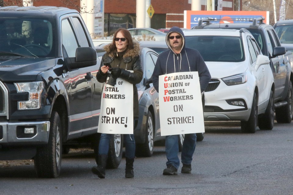 Members of the Canadian Union of Postal Workers on Monday, Oct. 29, 2018 walked off the job for one day in Thunder Bay. (Leith Dunick, tbnewswatch.com)