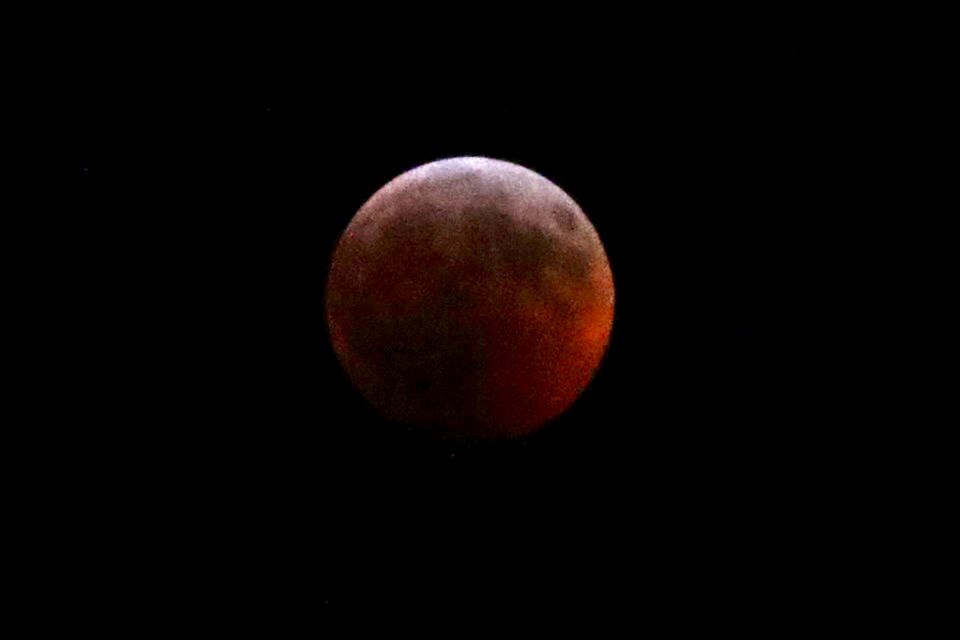 A blood moon appeared over Thunder Bay on Sunday, Jan. 20, 2019 (Leith Dunick, tbnewswatch.com)