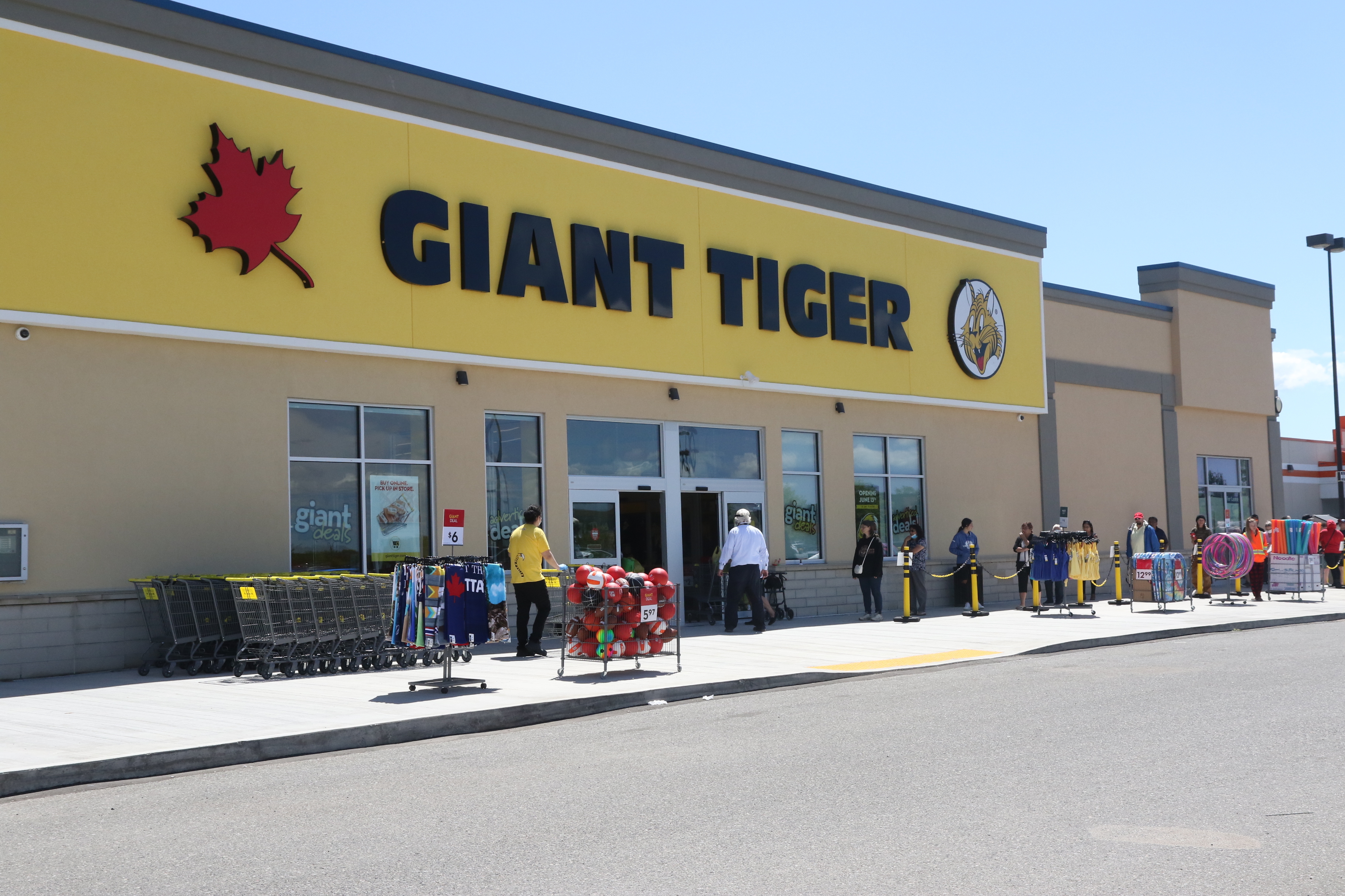 https://www.vmcdn.ca/f/files/tbnewswatch/images/local-news/2020/june/giant-tiger/giant-tiger-thunder-bay.JPG