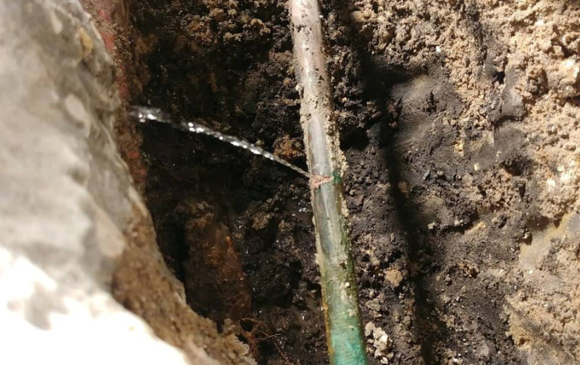 Pinhole copper pipe leak