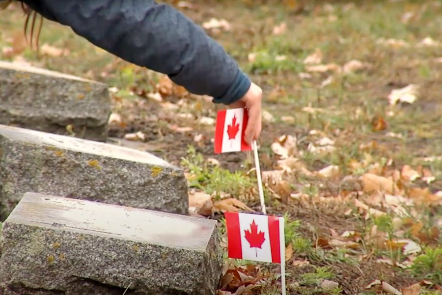 scouts-visit-grave-1