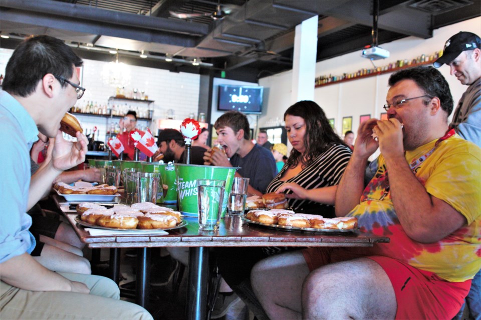 Reigning champion Thomas Currie, at right, was nearly powered to a fourth straight victory using his patented sandwich technique. (Photos by Ian Kaufman, TBnewswatch)