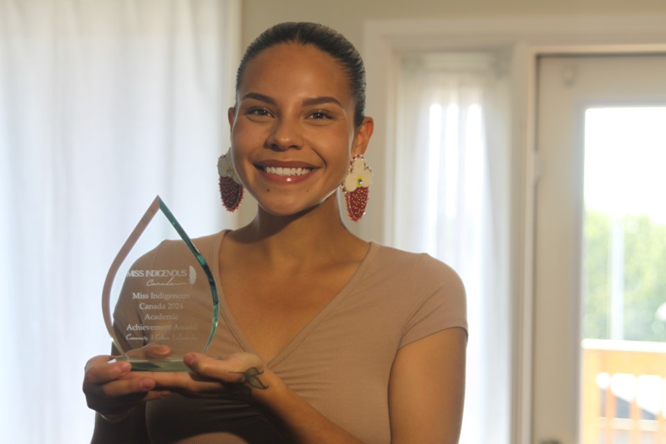 Jaida Gregg with her academic achievement award