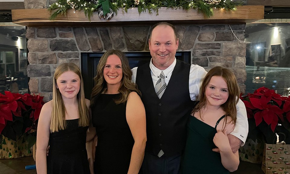 junes-thunder-bay-5050-winner-dave-ireton-of-perth-with-his-wife-and-two-daughters