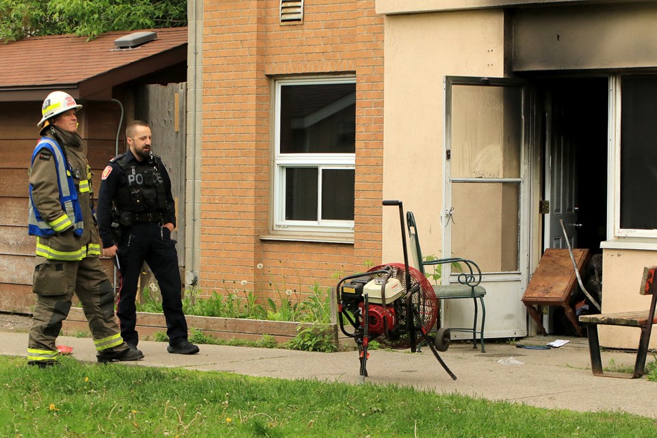 Police and fire crews attend the scene of a fire at an apartment complex on Lincoln Street. (Leith Dunick, tbnewswatch.com)