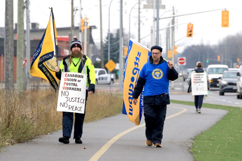 Canada Post employees walk the picket line in Thunder Bay on Friday, Nov. 15, 2024. (Leith Dunick, tbnewswatch.com)